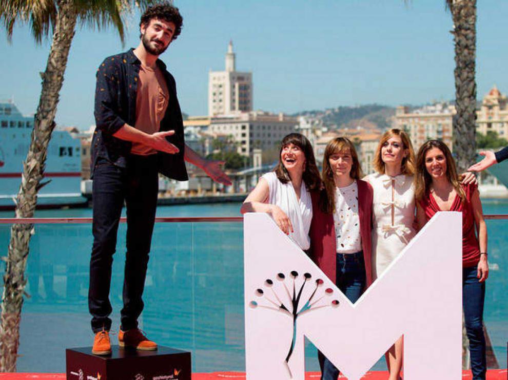 El equipo de la película 'Las distancias' con los actores Miki Esparbé, Alexandra Jiménez, María Ribera, Bruno Sevilla, la directora Elena Trapé y la productora Marta Ramírez.
