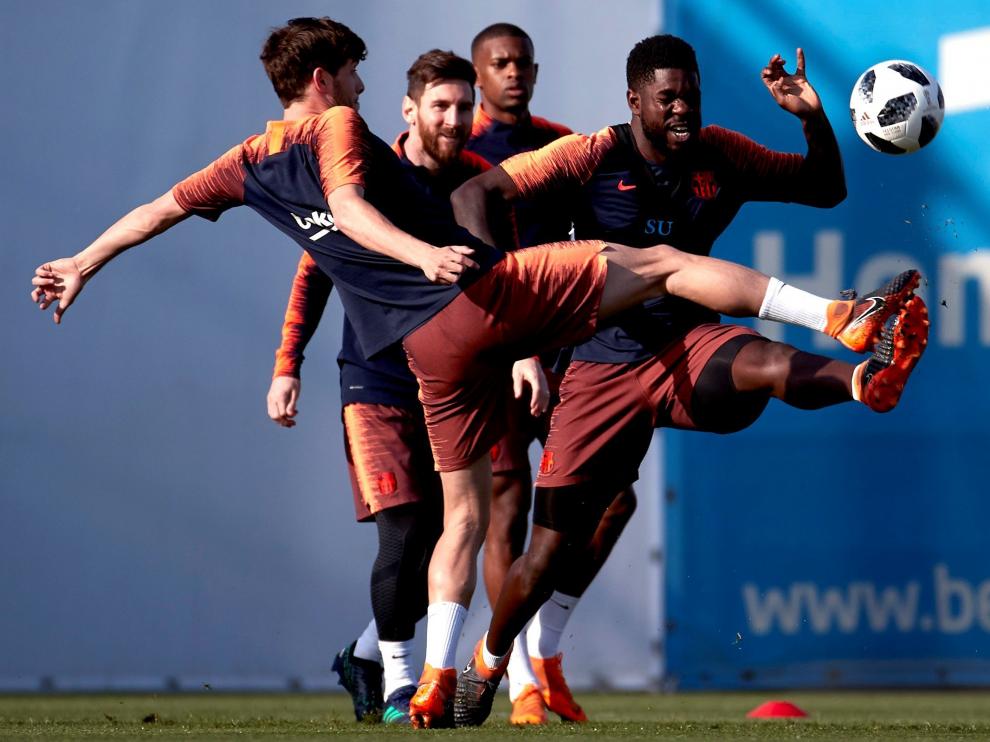 Sergi Roberto (i), Messi (c) y Samuel Umtiti (d), durante el entrenamiento de este viernes.