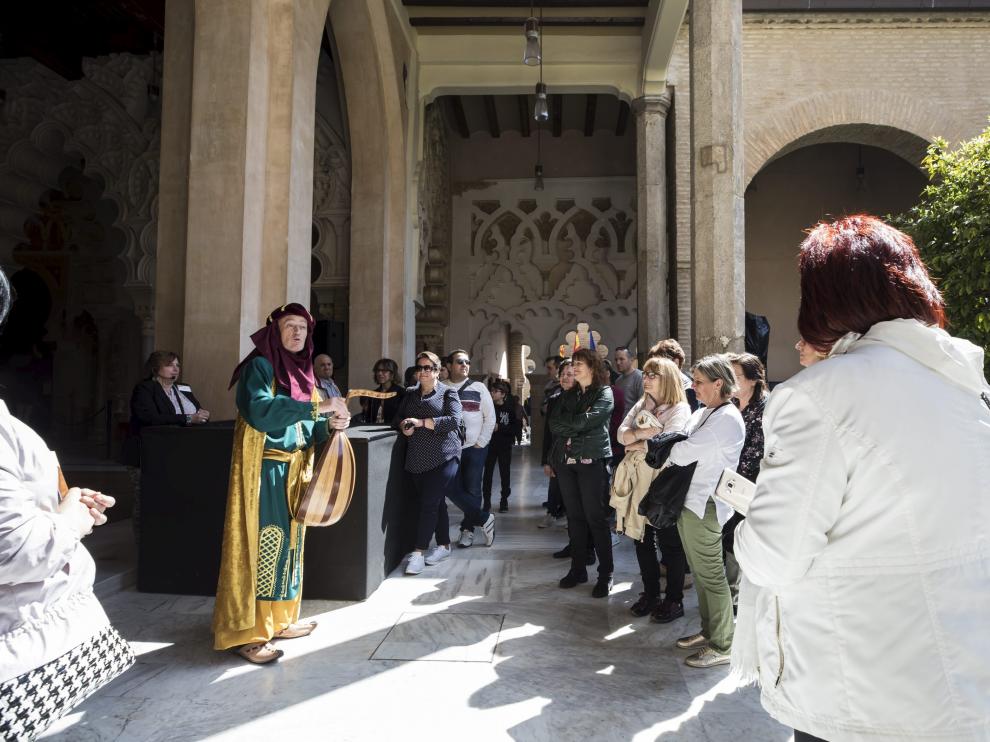 Abú Yaáfar al-Muqtádir, rey de la taifa de Saraqusta, recibía ayer a los visitantes del palacio de la Aljafería.