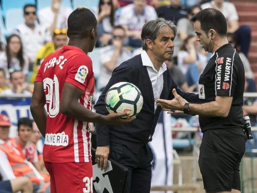 Momento en el que Natxo González fue amonestado este sábado por el árbitro riojano Ocón Arráiz en el minuto 43 del partido ante el Almería.