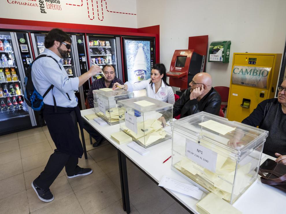 La plantilla votó en cocheras.Las urnas se abrieron a las 4.30 de la madrugada y se cerraron a medianoche.