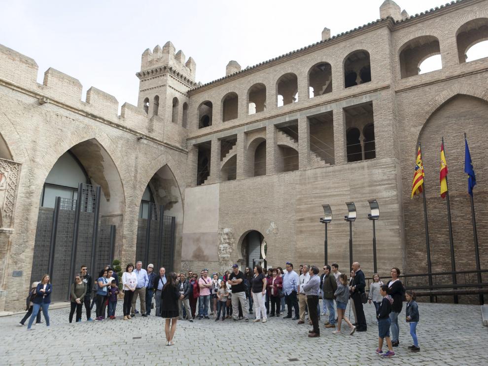 Filas para visitar ayer el palacio de la Aljafería, donde hoy se entregarán las distinciones.