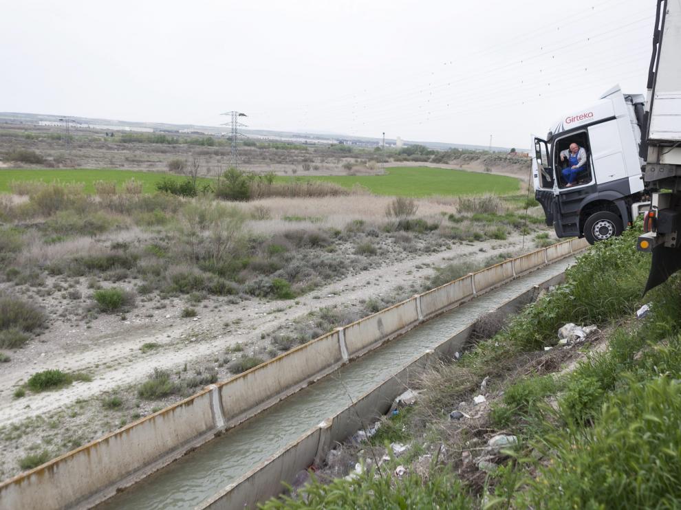 El camionero, con la puerta abierta sobre una caída de cinco metros.