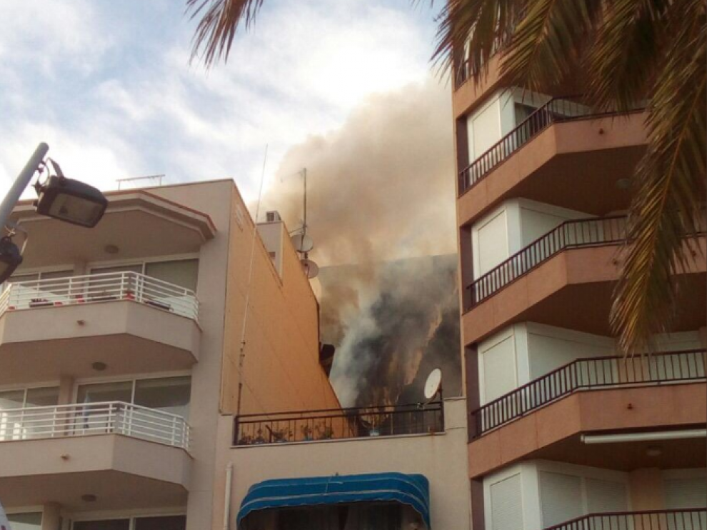 Un herido al incendiarse el ático de un edificio en Calafell