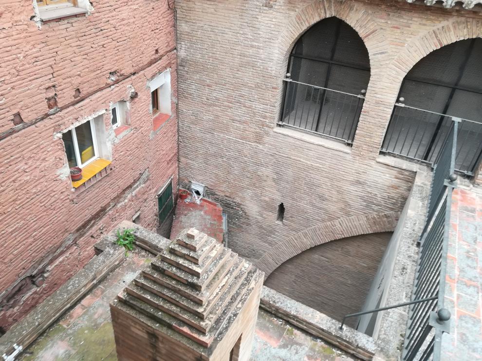 Uno de los detenidos saltó desde su ventana (con la baldosa amarilla) al tejadillo inferior y de ahí al patio, desde una altura de cinco metros, y se rompió un tobillo.