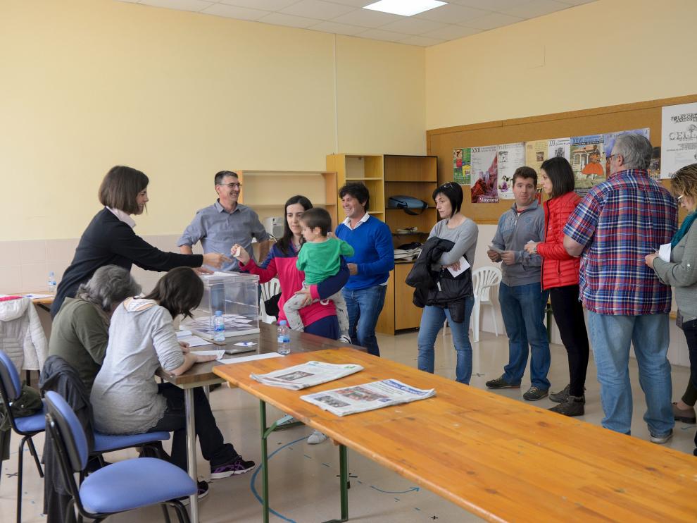 Vecinos de Cella acudían ayer a votar sobre el futuro de una finca municipal en un colegio habilitado para la consulta popular.