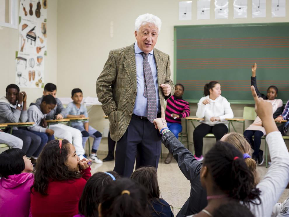 Su último acto oficial con niños. Fernando García Vicente acudió el pasado miércoles al colegio Emilio Moreno Calvete, en el barrio de Delicias de Zaragoza, para charlar con los alumnos de 5º de primaria, de los cuales el 99% son de origen extranjero.