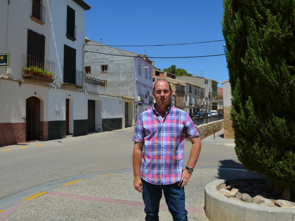 El alcalde de Chiprana, en un rincón de la localidad.