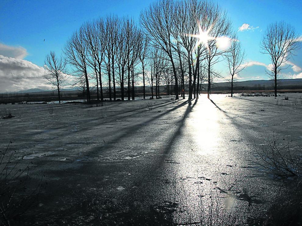 Hielo en la laguna del cañizar en Villarquemado.