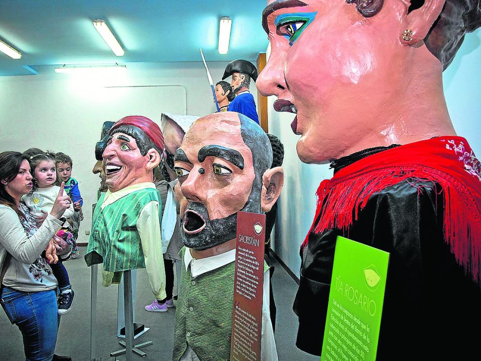 La Casa de los Cabezudos abrió este sábado sus puertas en el Edificio Claretianos de Calatayud.