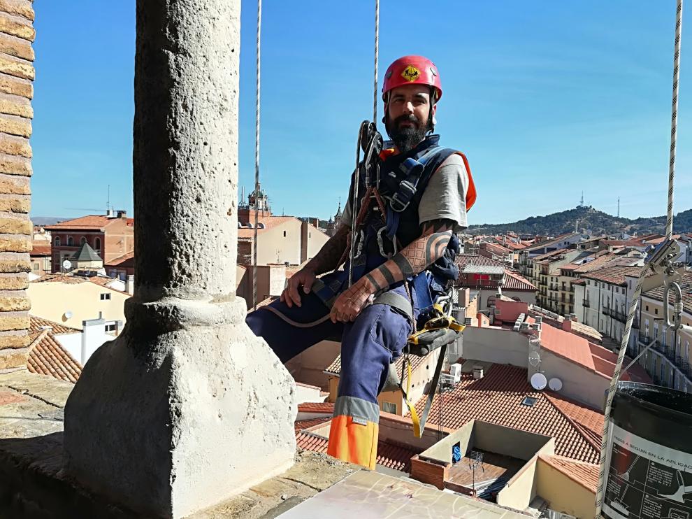 Daniel Magro, de la empresa Vertical Aragón, a punto de descolgarse por el exterior de la torre.