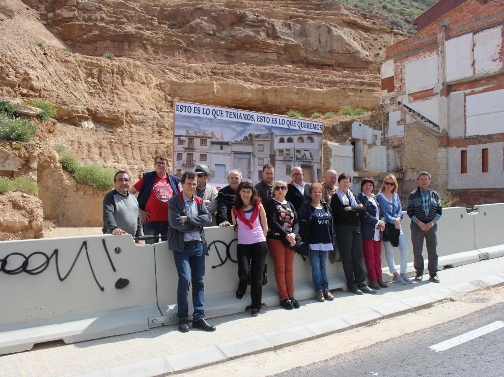 Los vecinos afectados, en el solar donde estaban las casas que quedaron sepultadas.
