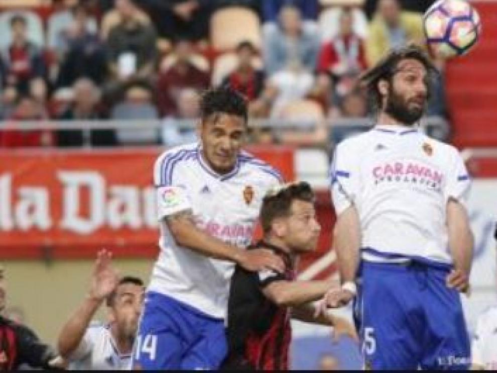 Samaras, el año pasado en Reus, donde fue titular por única vez en su breve y extraño paso por el Real Zaragoza, intenta cabecear junto a Marcelo Silva.