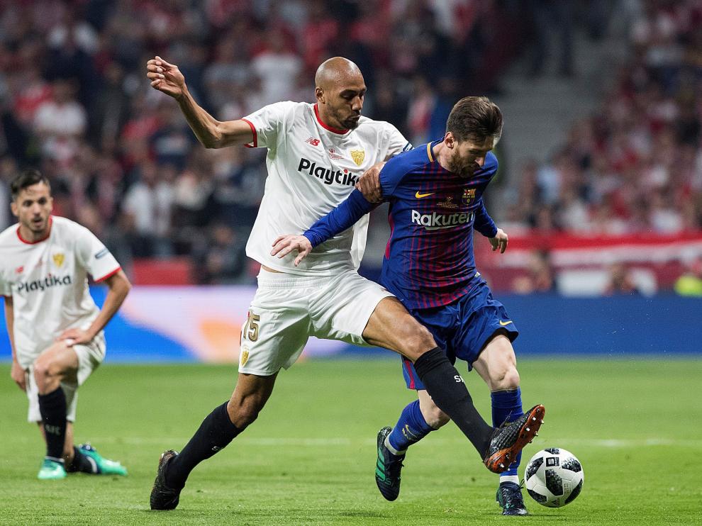 Nzonzi pugna con Messi en el Sevilla-Barcelona de la Copa del Rey.