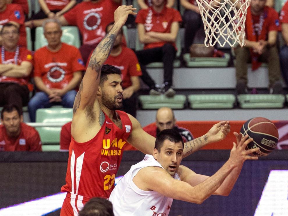Bjelica, defendido por Lima durante el UCAM-Tecnyconta.