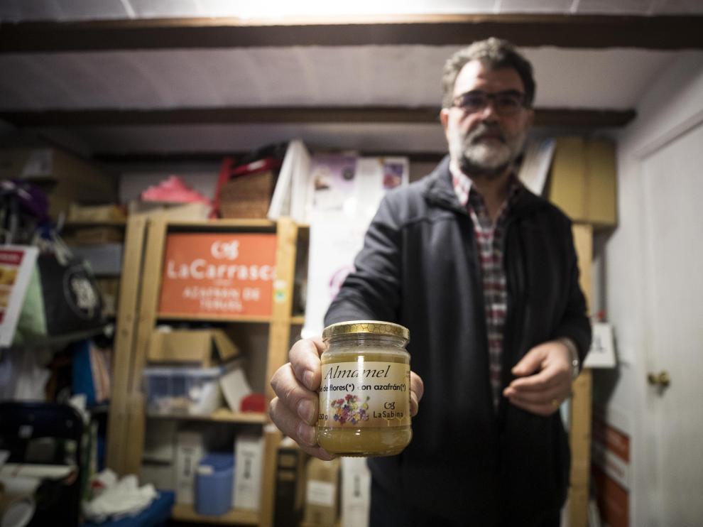 José Antonio Esteban muestra la sabrosa miel con azafrán ecológico de La Carrasca.