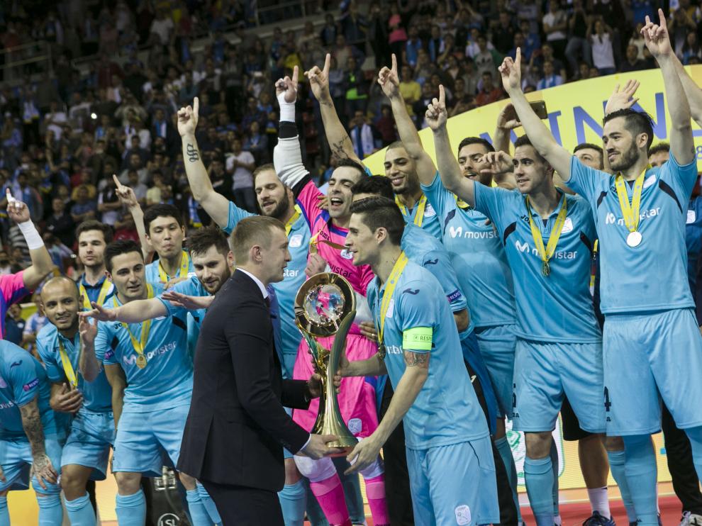 Momento de la entrega del trofeo de campeones al Inter Movistar.