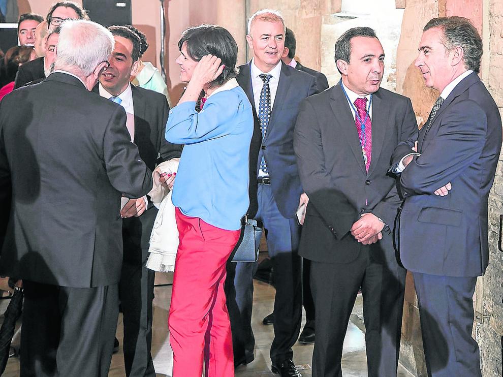 El expresidente de las Cortes, José María Mur, de espaldas, con los aragonesistas Jesús Guerrero y Elena Allué. El popular Javier Campoy (en el centro) y el presidente del PP-Aragón, Luis María Beamonte (derecha), conversando con el decano de Derecho, Javier López (de frente).