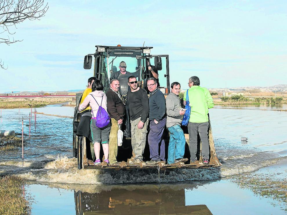 Vecinos de Boquiñeni entraron en 2015 a su pueblo subidos en tractor tras romper la carretera.