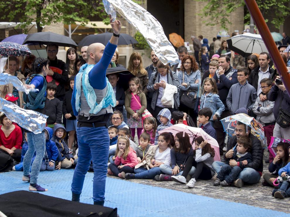 En los patios del Pignatelli hubo que ponerse a resguardo para disfrutar de los teatrillos.