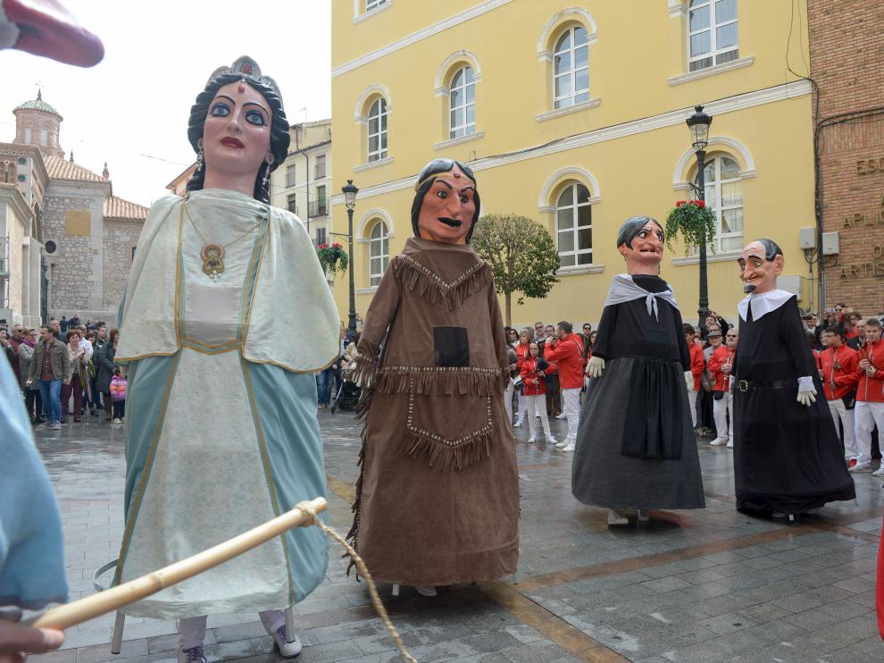 Los cuatro nuevos 'giganticos' bailan en la plaza de la Catedral ante el público.