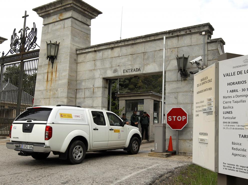 Llegada de los peritos al Valle de los Caídos para la exhumación de los hermanos Lapeña