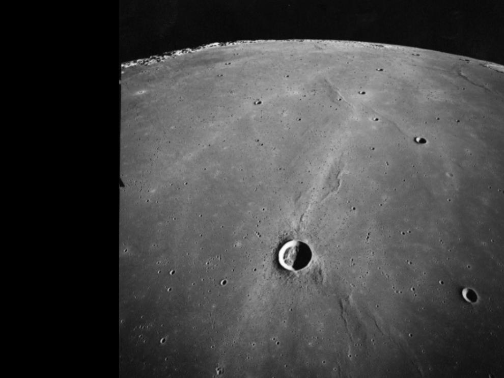 En la parte superior de la imagen se distingue Dorsum Azara, una arruga en la superficie lunar de más de 100 km de longitud