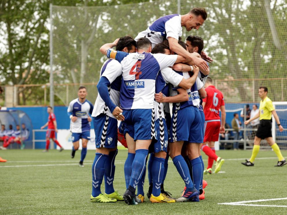 Los jugadores del Ebro hacen una piña. Al fondo, González.