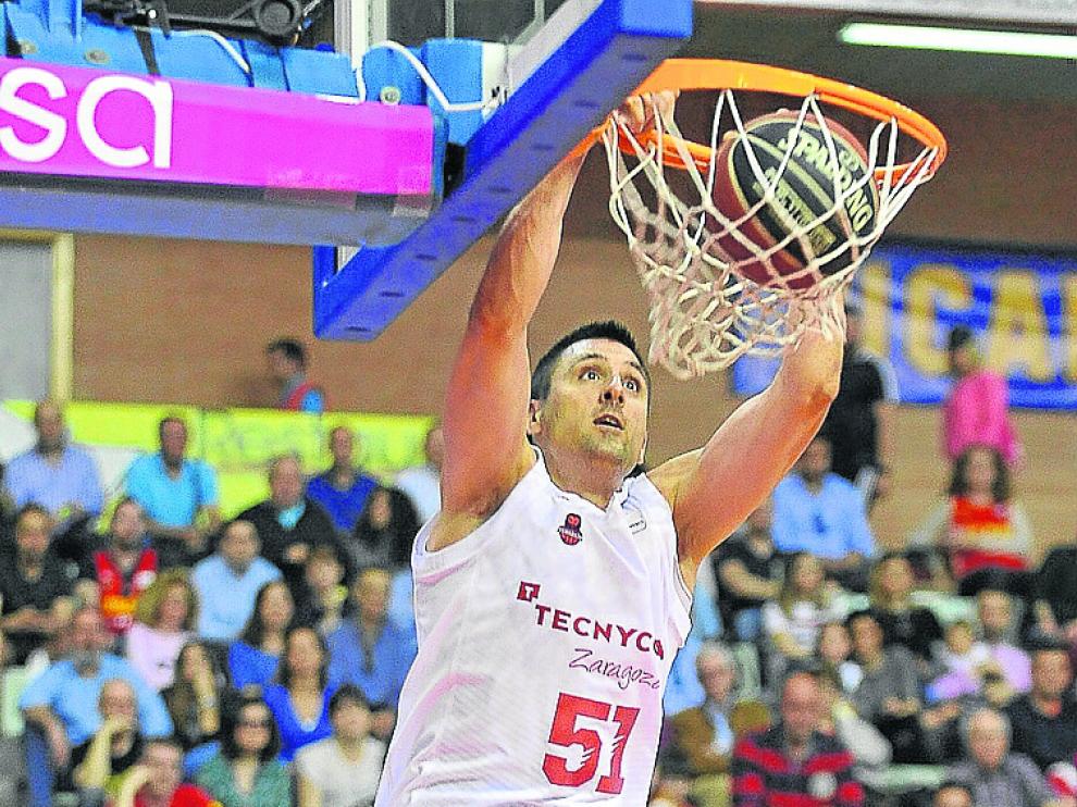 Milko Bjelica machaca el aro del UCAM Murcia.