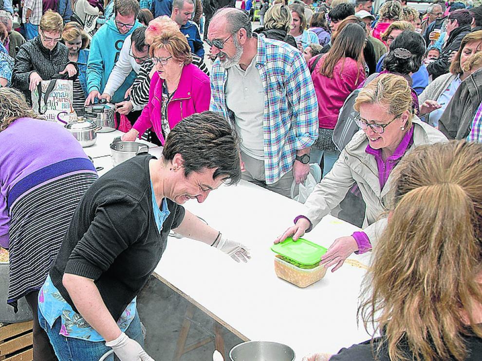 La organización repartió judías entre los asistentes.