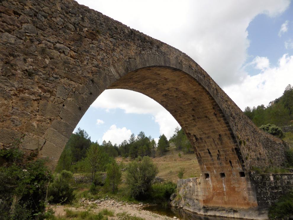 Mosqueruela. El puente de las Maravillas, entre Mosqueruela y Vistabella del Maestrazgo (Castellón), es uno de los grandes desconocidos pese a sus considerables dimensiones. De perfil alomado, responde a la tipología medieval.