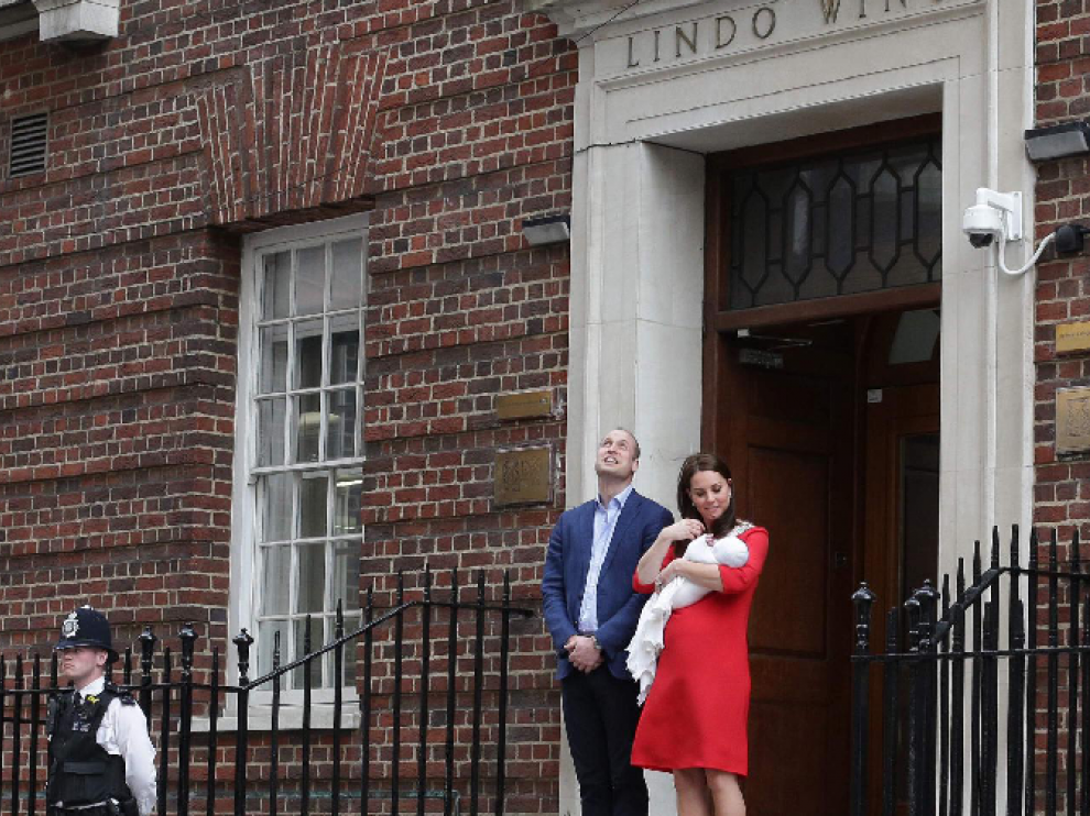 La Duquesa de Cambridge da a luz a su tercer hijo, lo presenta y se va a su casa
