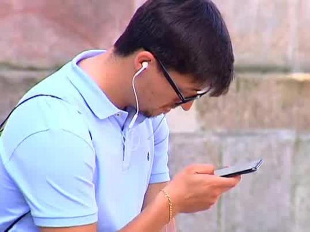 El uso del móvil puede provocar el conocido como síndrome del cuello roto.