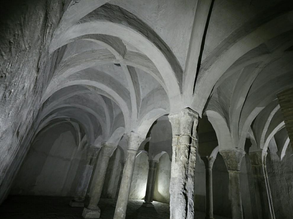 Una imagen del interior de los baños judíos de Zaragoza, ubicado en el sótano de un bloque de pisos de la calle del Coso 126-132.