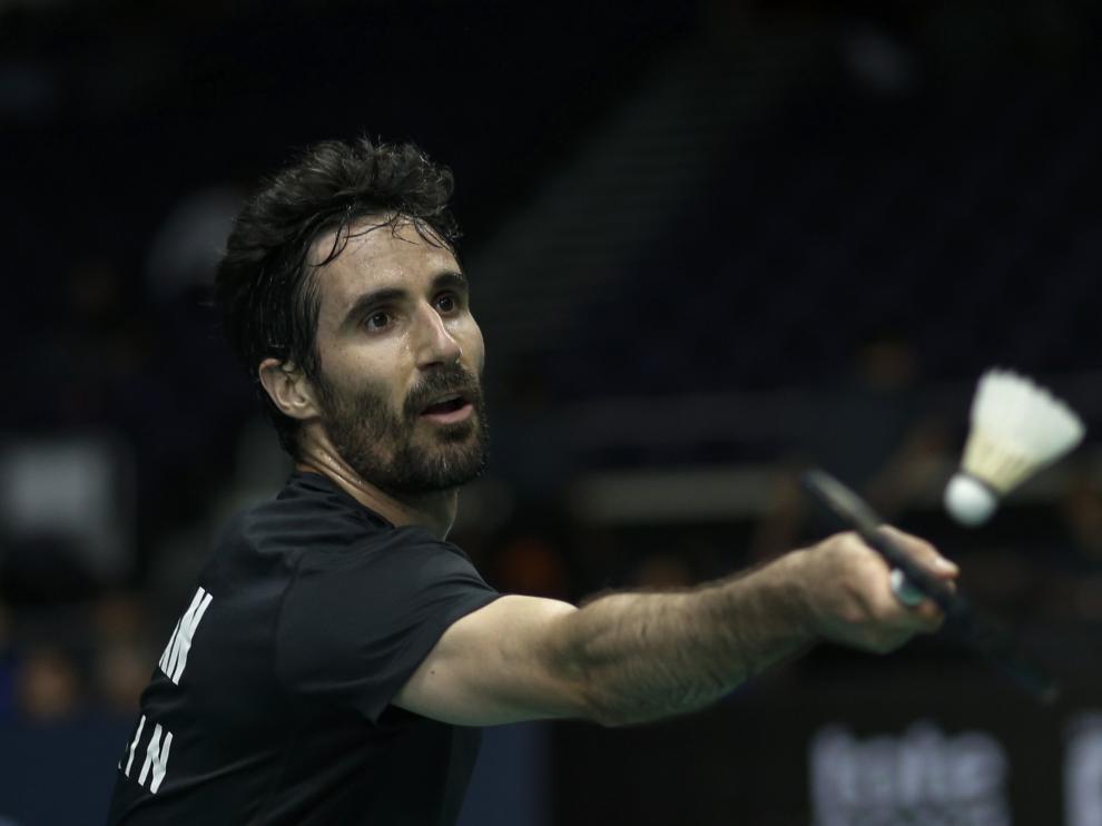 El bilbilitano Pablo Abián devuelve el volante durante el Abierto de Singapur