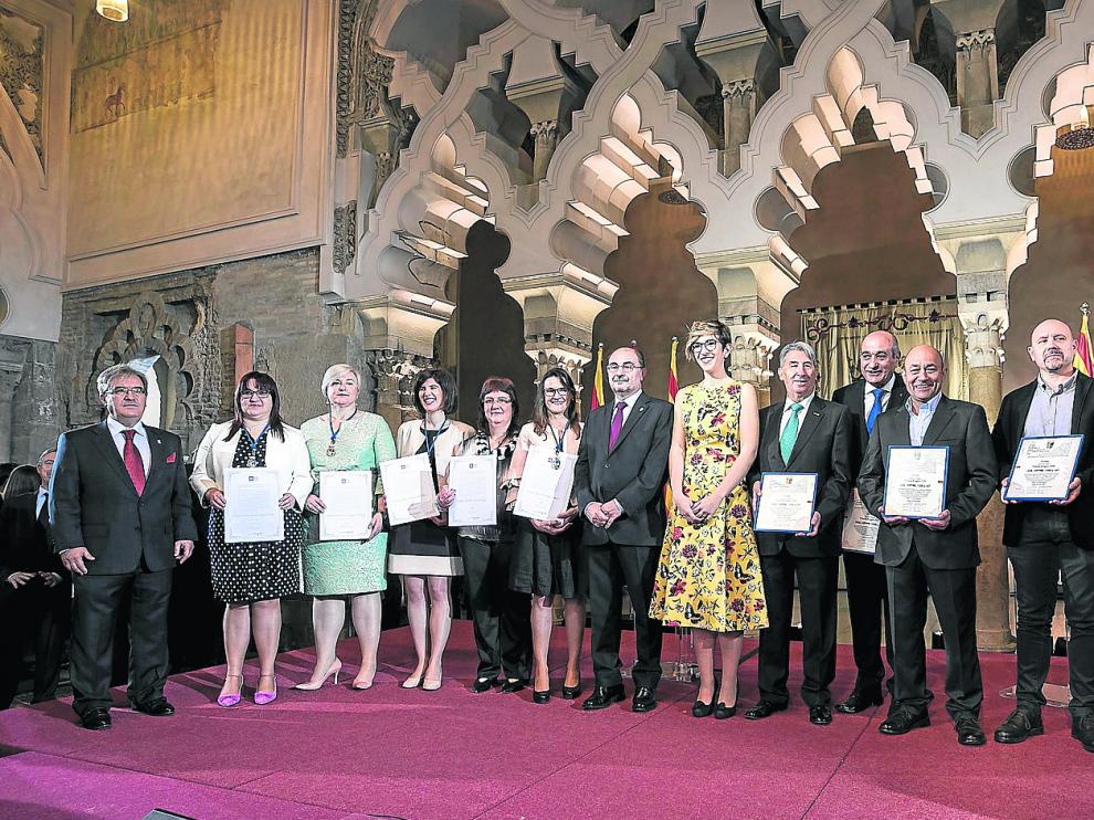 Los premiados posan con Javier Lambán y Violeta Barba (en el centro) y con Ángel Dolado (a la izquierda).