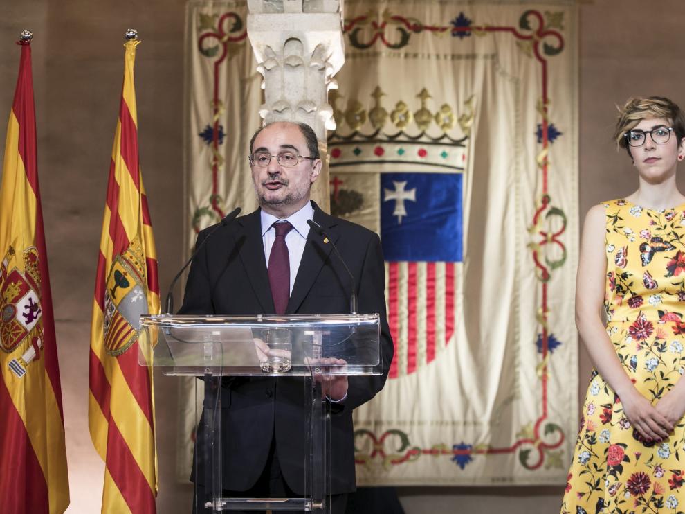 El presidente de Aragón, Javier Lambán, junto a la de las Cortes, Violeta Barba, este lunes, en la Aljafería.