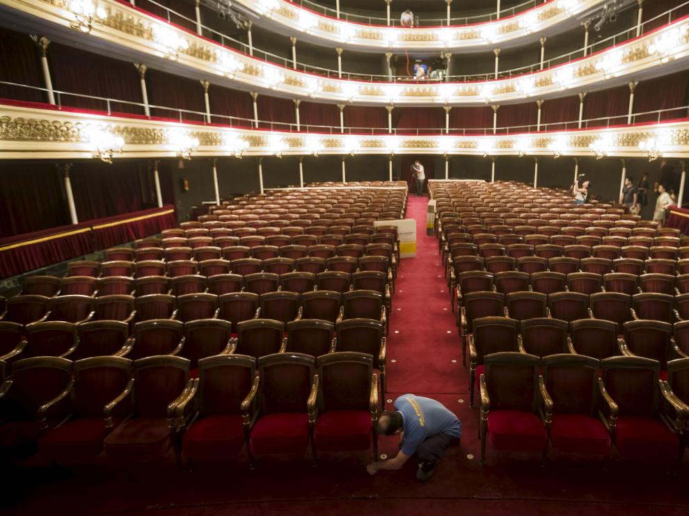El patio de butacas del Teatro Principal, cuando se inició su desmontaje el pasado verano