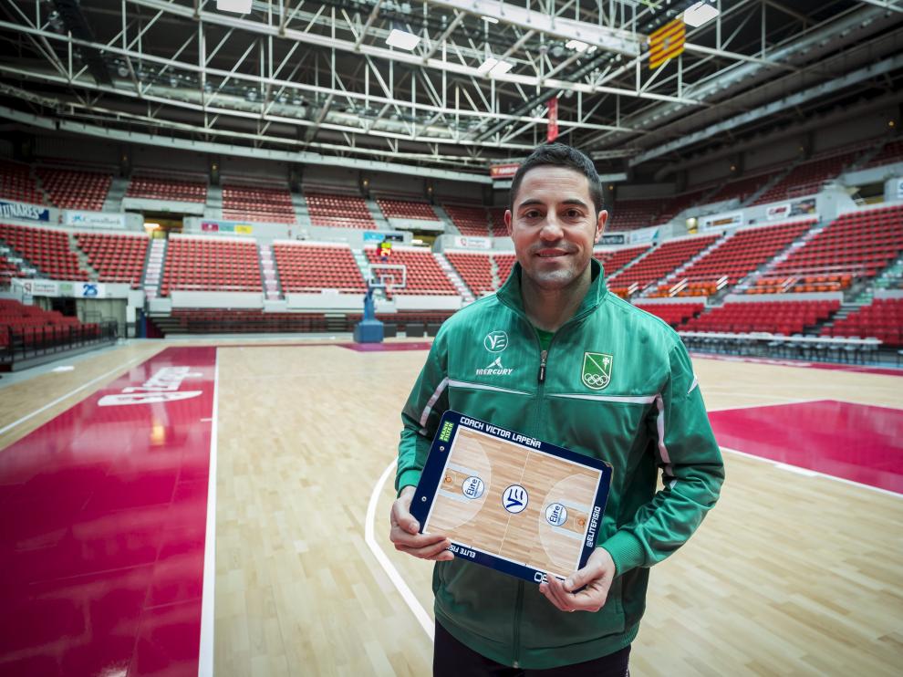 El hasta ahora entrenador del Mann Filter, Víctor Lapeña, posa con una pizarra en el Príncipe Felipe