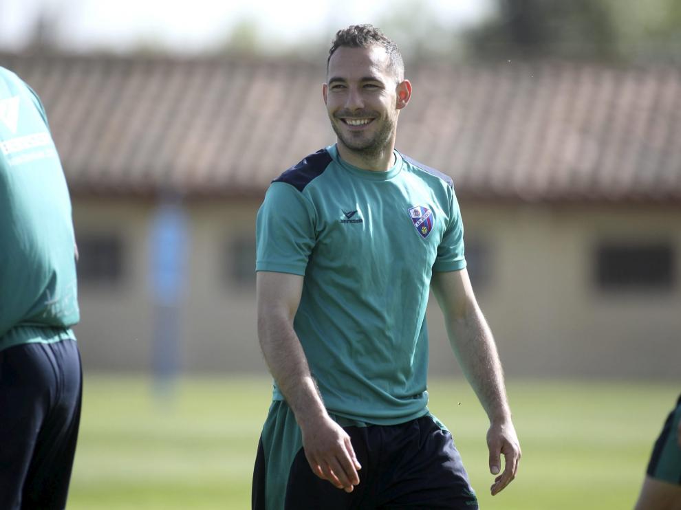 David Ferreiro sonríe durante el entrenamiento que este martes ha llevado a cabo el Huesca en el Instituto Montearagón, con todos los jugadores a disposición de Rubi.