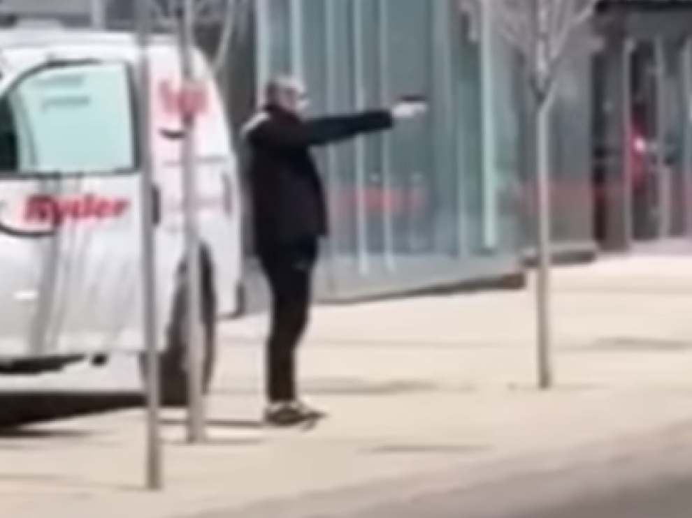 Momento en el que Minassian apuntaba al agente.