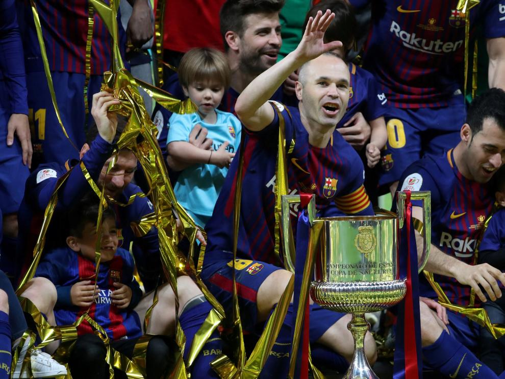 Andrés Iniesta y sus compañeros de equipo celebran la victoria del FC Barcelona en la Copa del Rey.