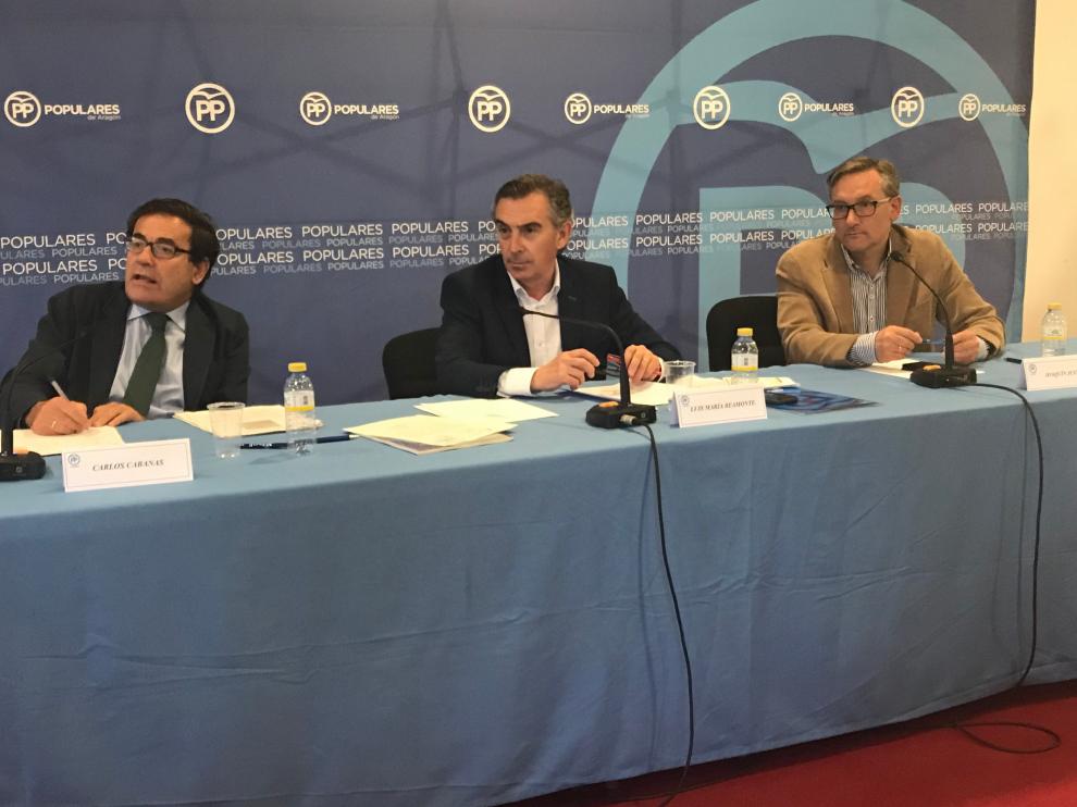 Beamonte, en el centro, con Carlos Cabañas -izquierda- y Joaquín Juste,