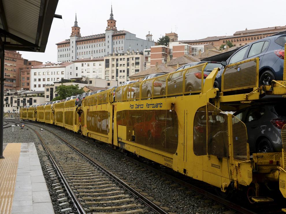 Cuatro trenes a la semana llegan cargados de coches producidos en la factoría de Opel Figueruelas al puerto de Valencia