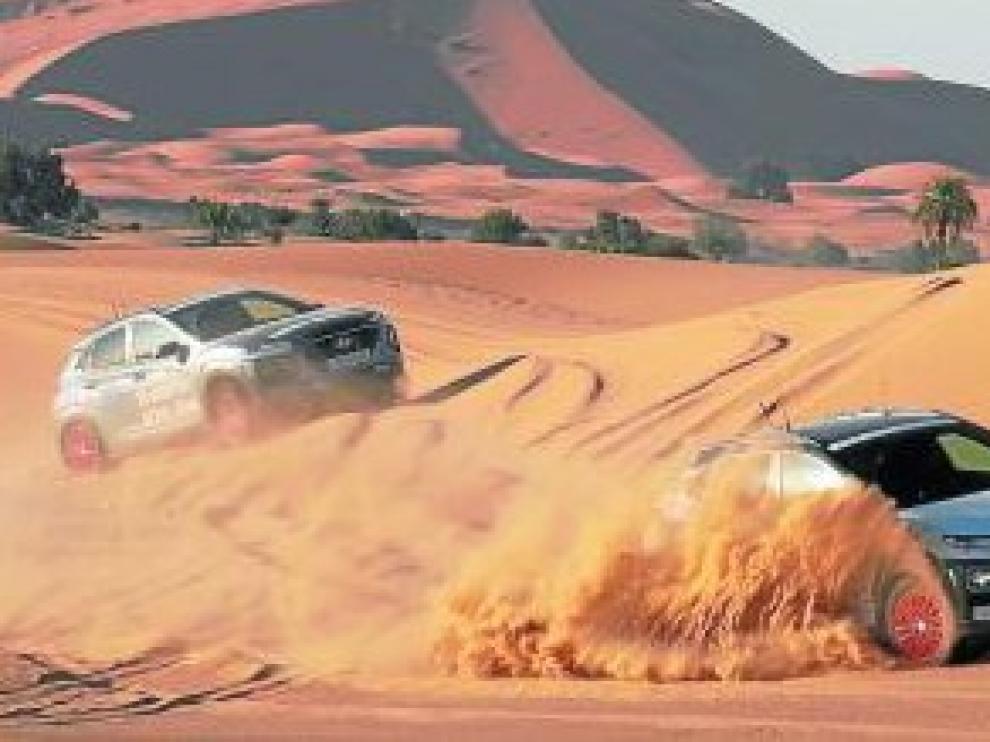 Dos Hyundai Kona, en las dunas del desierto de Marruecos.