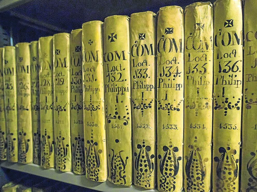 Estantería del Archivo de la Corona de Aragón con registros de la Real Cancillería.