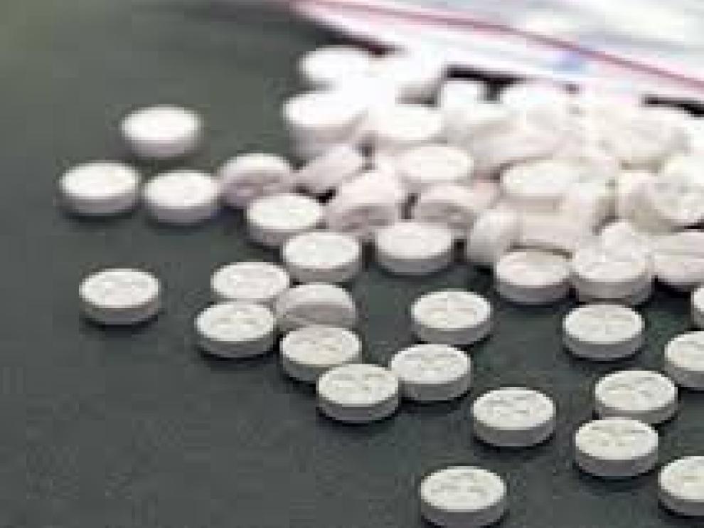 En el vehículo transportaban 4 gramos de marihuana y 61 pastillas de éxtasis.