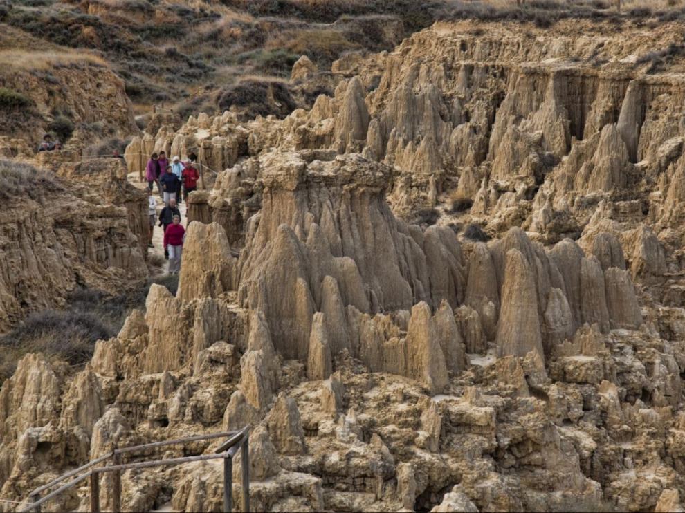 Un grupo de excursionistas recorre el interior de los Aguarales de Valpalmas, en las Cinco Villas.