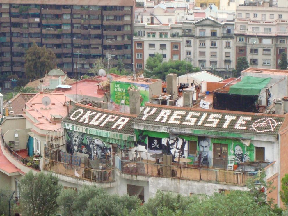 Imagen de una casa okupa en Barcelona.