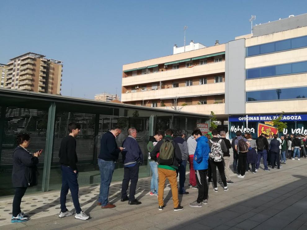 Los aficionados zaragocistas, esta mañana aguardando para comprar las entradas.